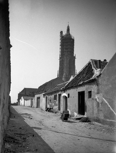 400168 Gezicht in 't Walletje (Doelenwal) te Rhenen, uit het zuidoosten, met op de achtergrond de Cuneratoren tijdens ...